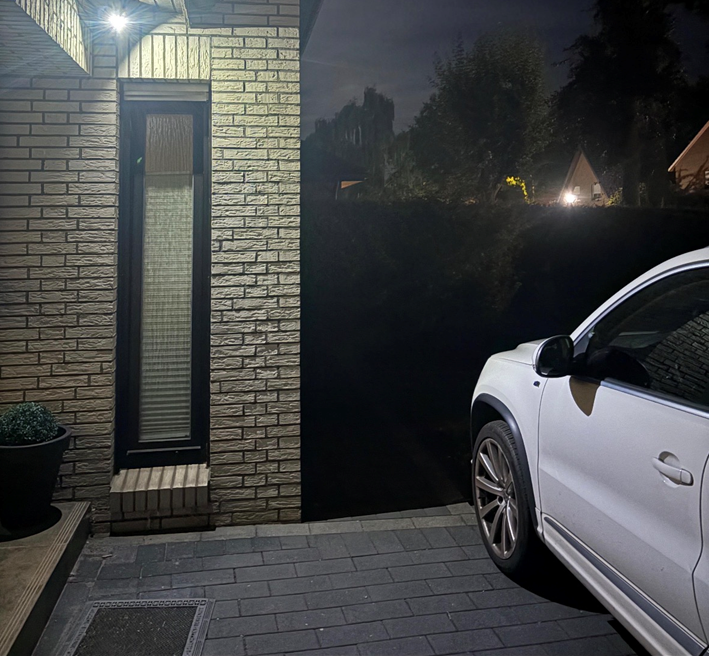 eufyCam S330 als Bewegungsmelder – Eingangsbereich bei Nacht mit automatisch eingeschaltetem Licht