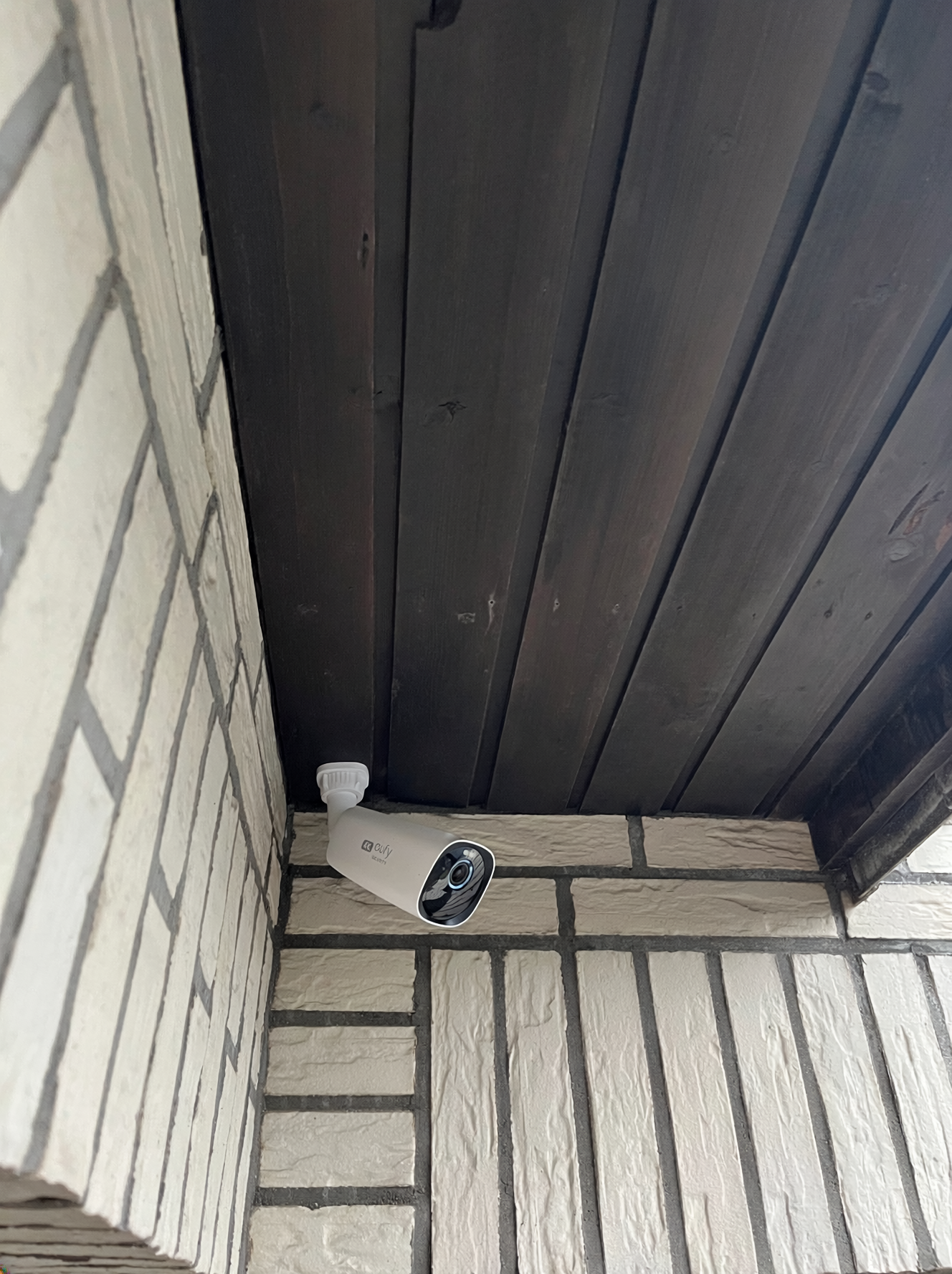 eufyCam S330 Ueberwachungskamera montiert am Hauseingang