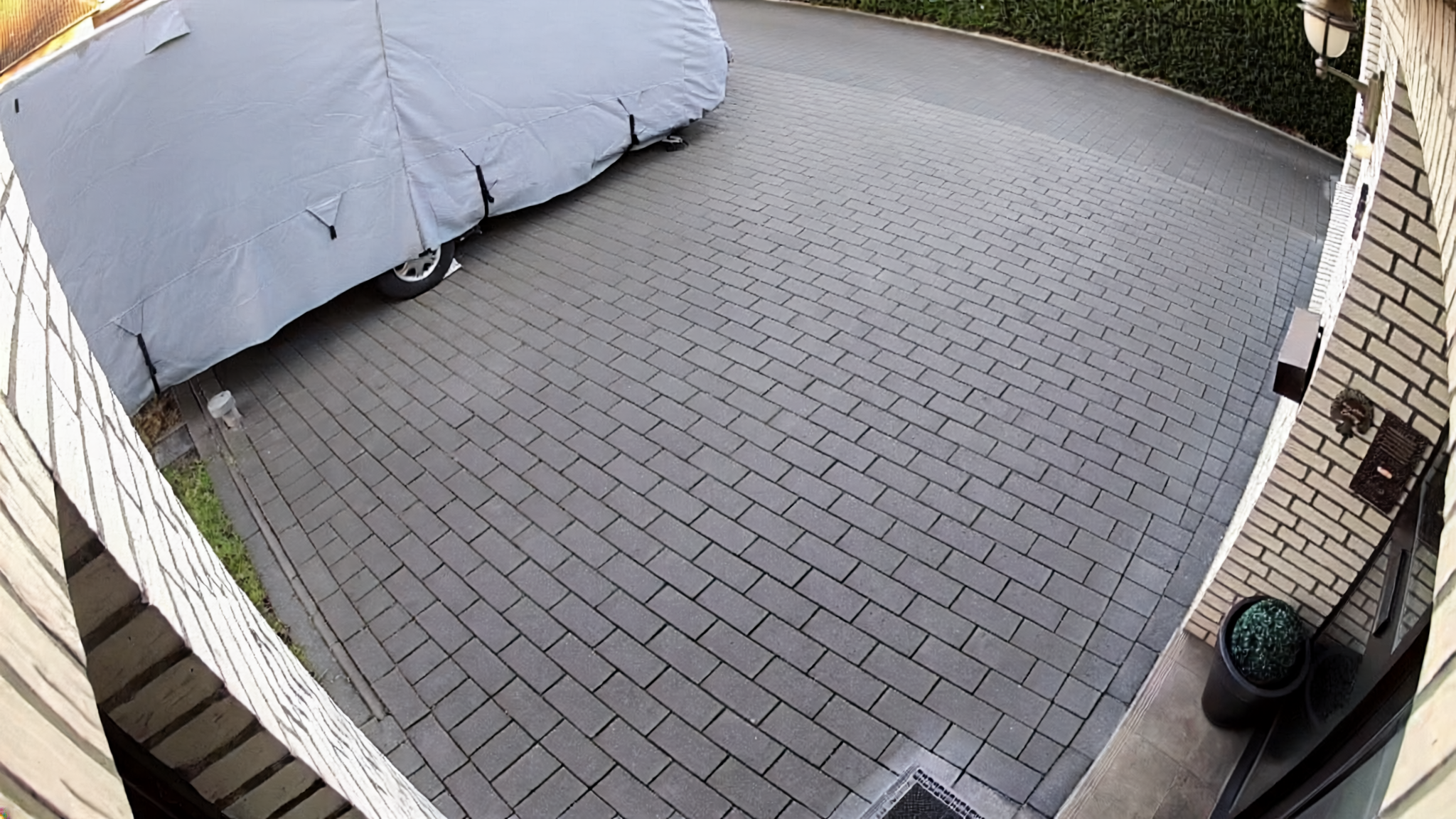 eufyCam S330 Kamerabild bei Tag – Einfahrt mit klarer Detailwiedergabe