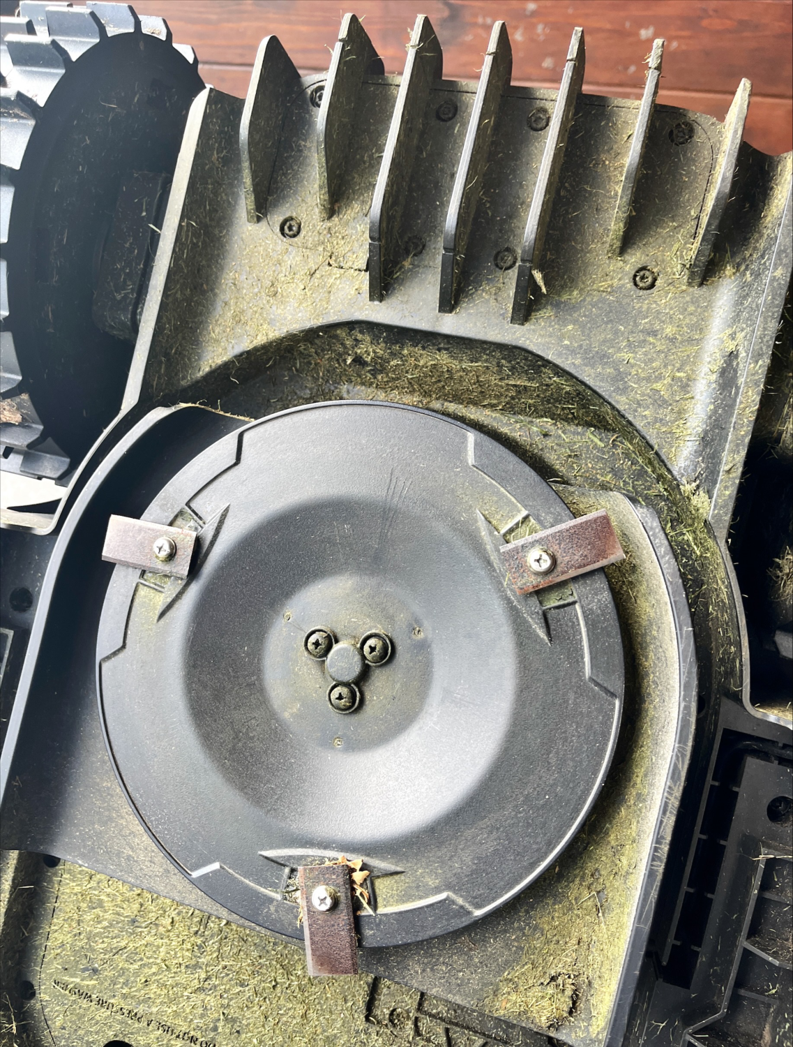 eufy E15 Unterseite mit abgenutzten Schneidmessern nach der Wintersaison