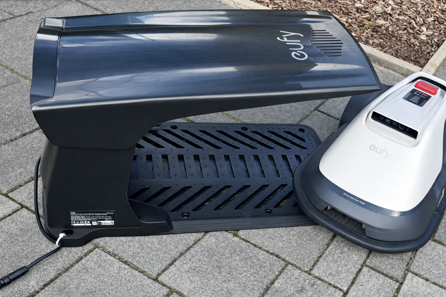 eufy E15 Saisonstart – Mähroboter und Ladestation nach der Winterpause